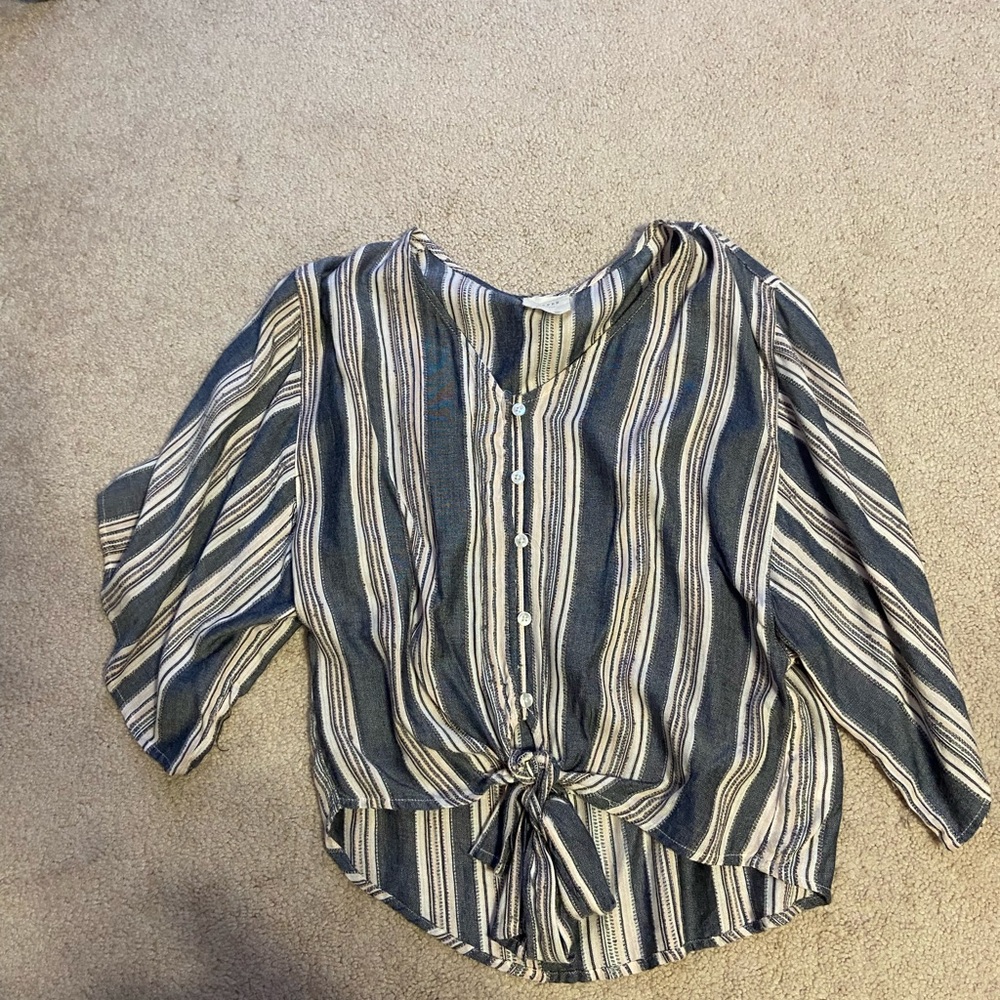 Super cute loose top!